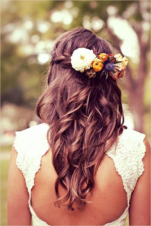 10 coiffures de mariée avec des fleurs