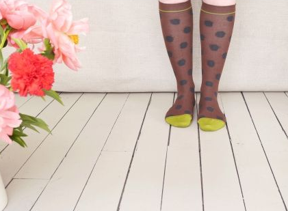 Jupe + chaussettes fines montantes : on dit oui !